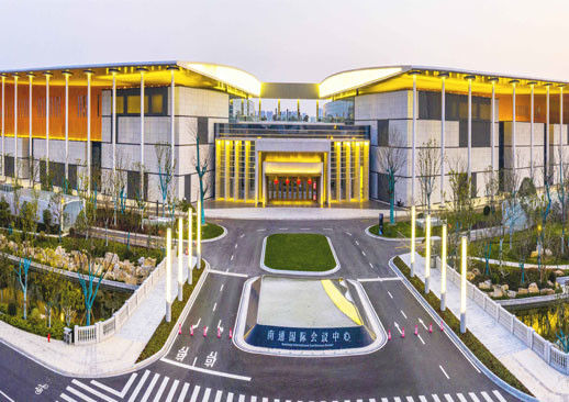 La forma de un pabellón con dos alas organiza la función y el espacio de la Convención y Exposición Internacional de Nantong Ce