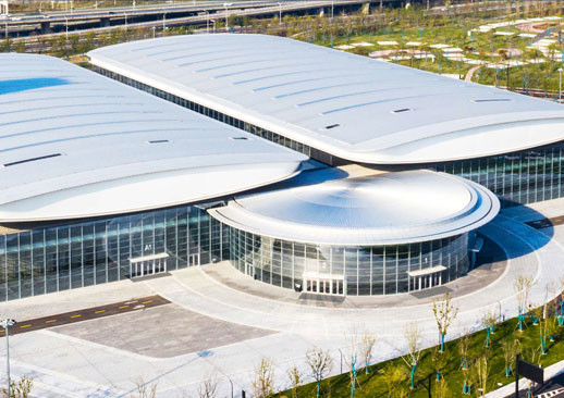 La forma de un pabellón con dos alas organiza la función y el espacio de la Convención y Exposición Internacional de Nantong Ce